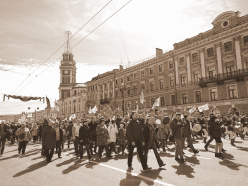 В Петербурге около 100 тысяч человек вышли на первомайское шествие‍